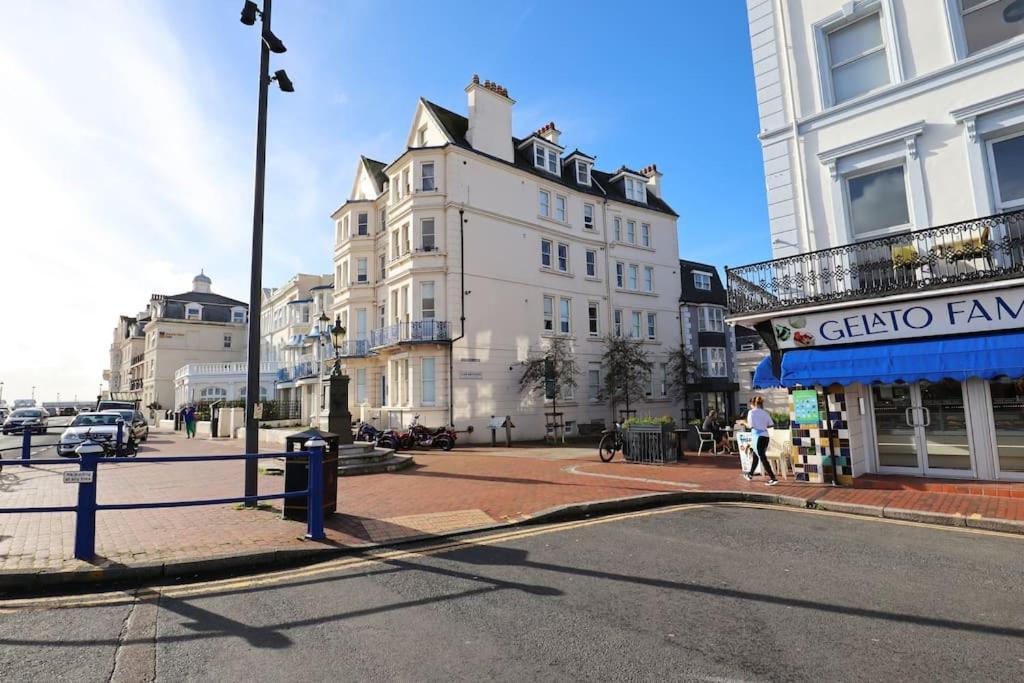 New Sunset Square Eastbourne 2 Bed Apartment, Long Stay Welcome ภายนอก รูปภาพ
